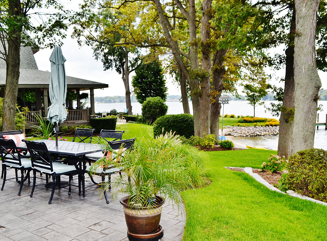 Landscape that reflects grandeur.